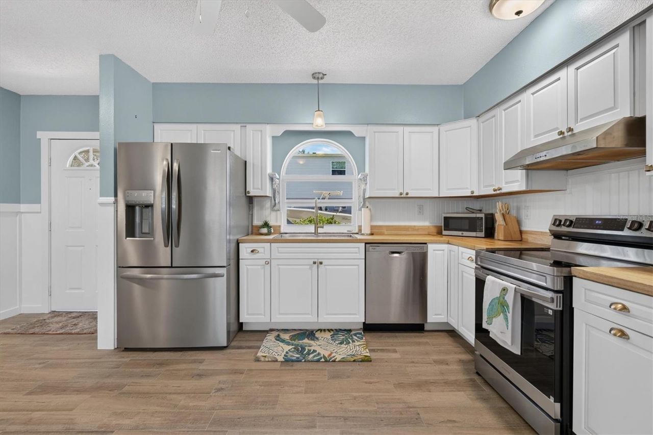 6086 Island Drive , Weeki Wachee, FL 34607 Photo