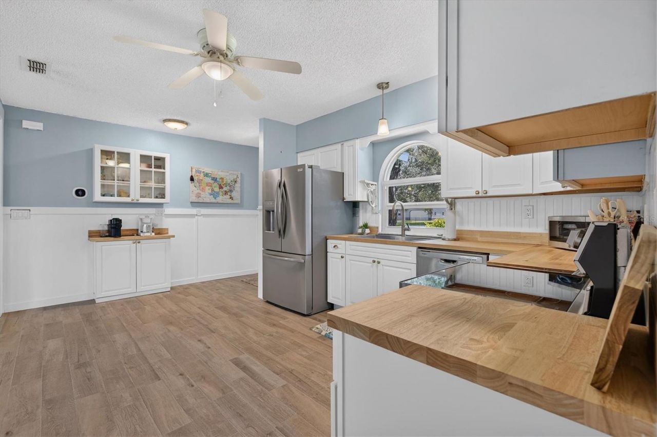 6086 Island Drive , Weeki Wachee, FL 34607 Photo
