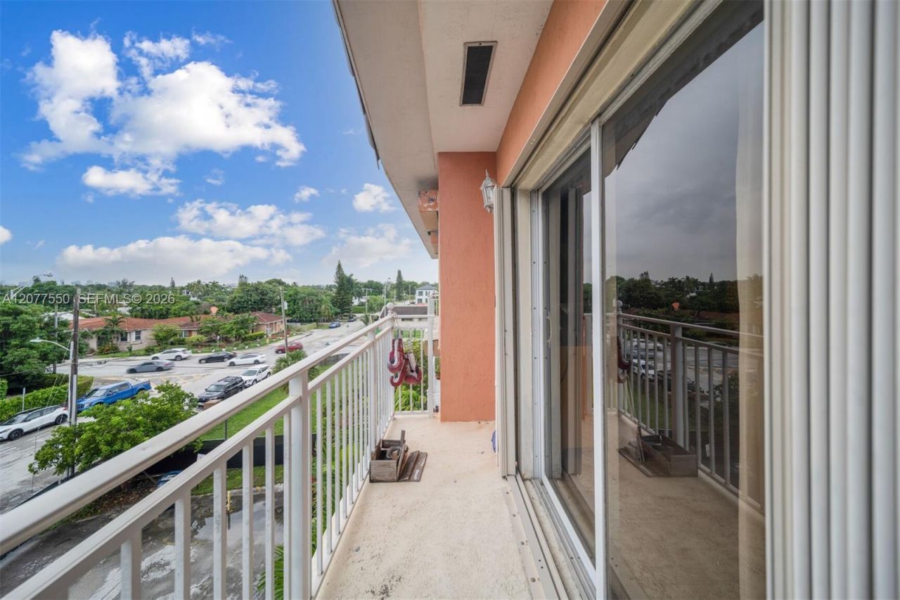 9008 Collins Ave, Unit 402, Surfside, FL 33154 Photo