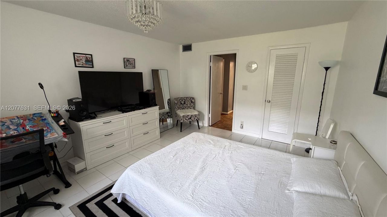 233 NE 14th Ave, Unit 205, Hallandale Beach, FL 33009 Photo