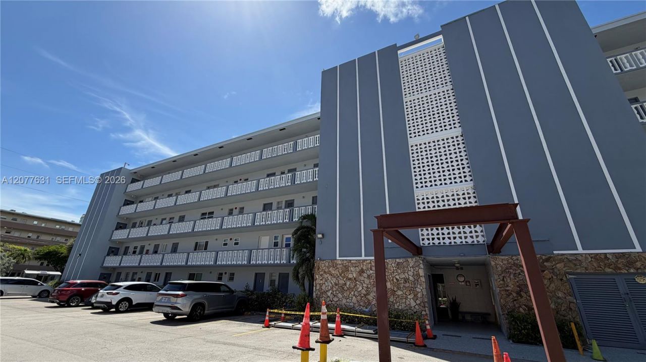 233 NE 14th Ave, Unit 205, Hallandale Beach, FL 33009 Photo