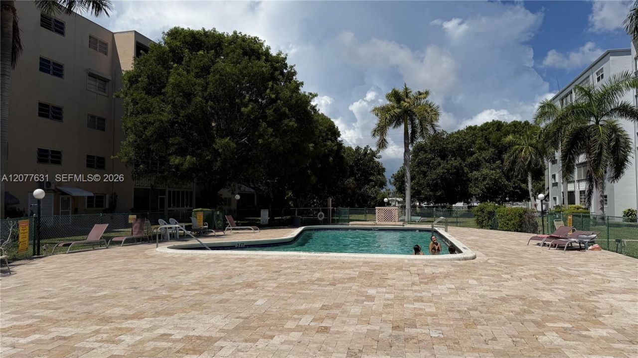 233 NE 14th Ave, Unit 205, Hallandale Beach, FL 33009 Photo