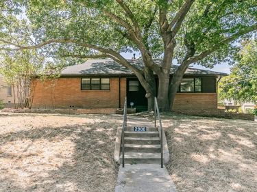 2900 Ryan Place Drive , Fort Worth, TX 76110