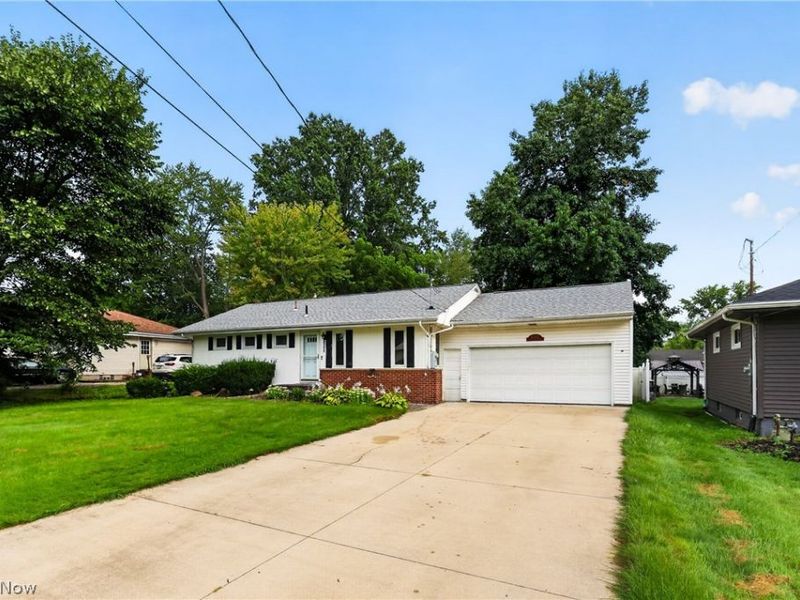 4345 Stoneybrook Drive SE, Warren, OH 44484 Photo 2