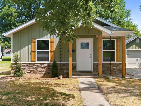 203 Vivian Street , Bolivar, MO 65613