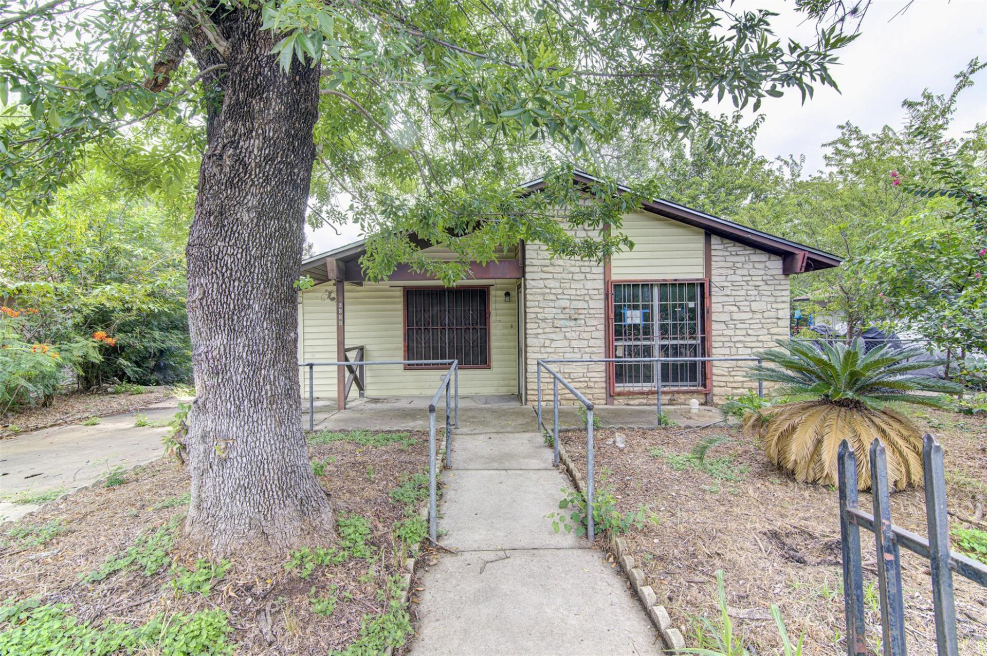 6006 Palm Cir, Austin, TX 78741 Main Photo