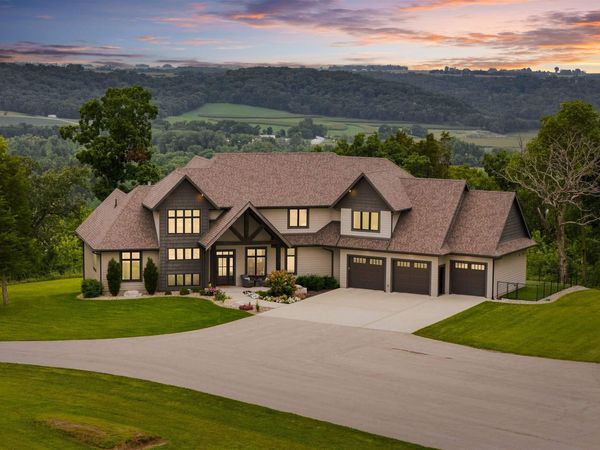 1658 Howdy Hills, Decorah, IA 52101