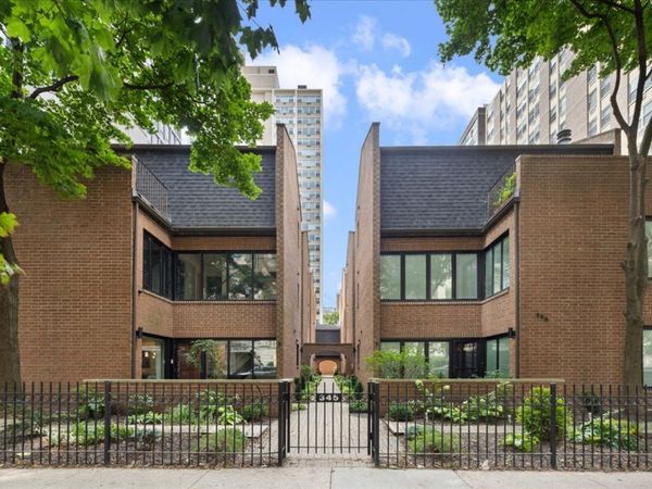 345 W BARRY Avenue , Unit 8, Chicago, IL 60657