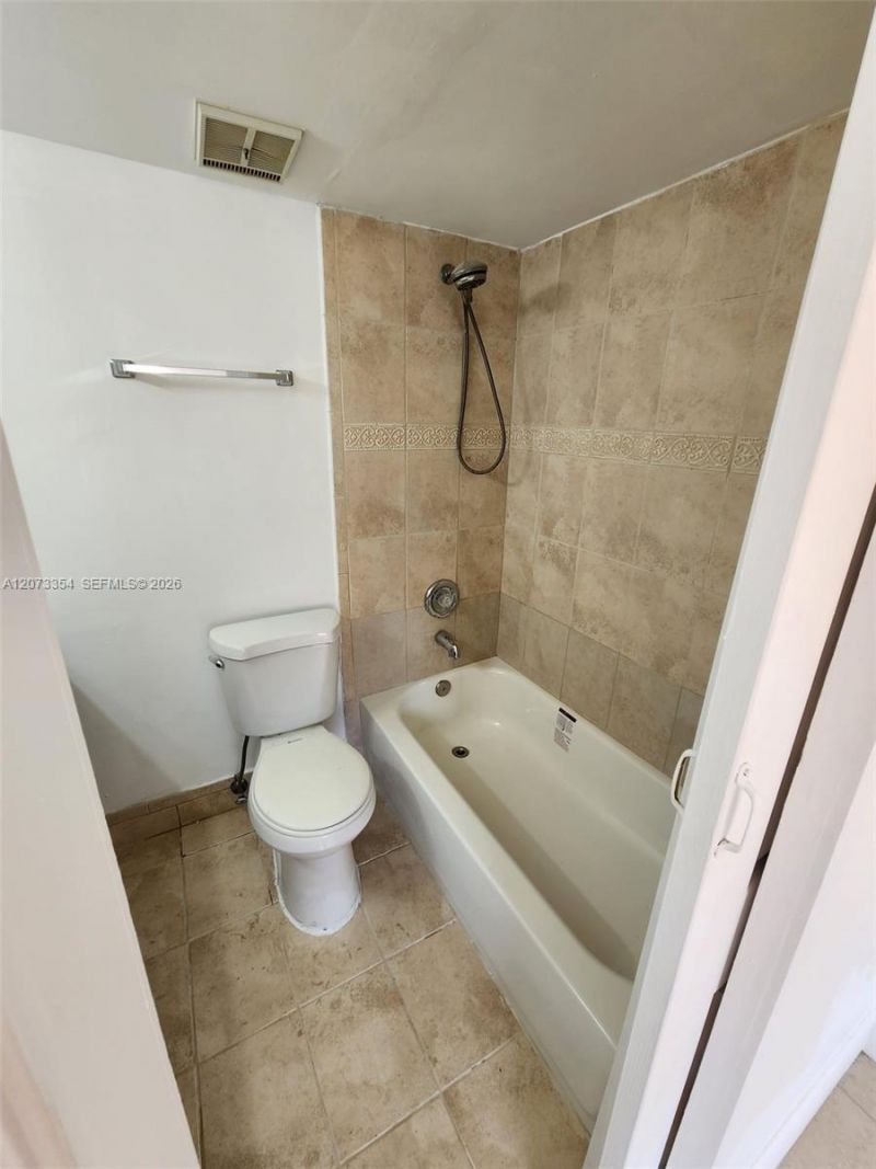 2770 W 61st Pl , Unit 202, Hialeah, FL 33016 Photo