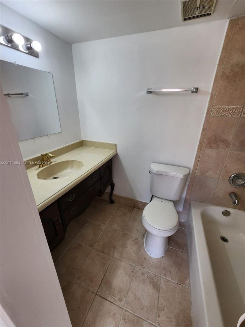 2770 W 61st Pl , Unit 202, Hialeah, FL 33016 Photo