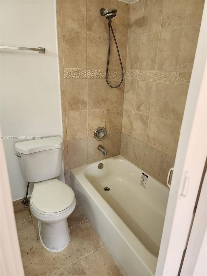 2770 W 61st Pl , Unit 202, Hialeah, FL 33016 Photo