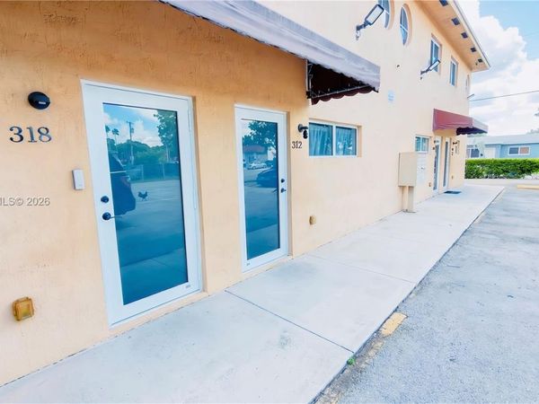 318 NE 166th St, Unit 318, Miami, FL 33162