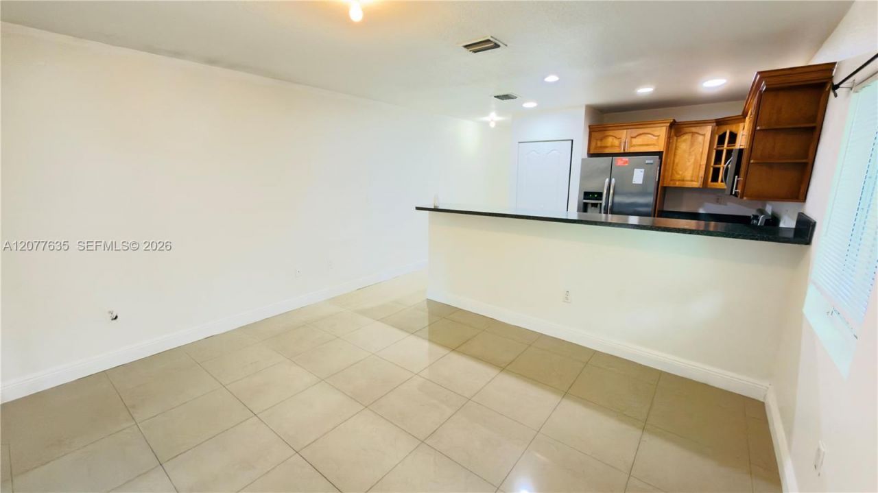 318 NE 166th St, Unit 318, Miami, FL 33162 Photo