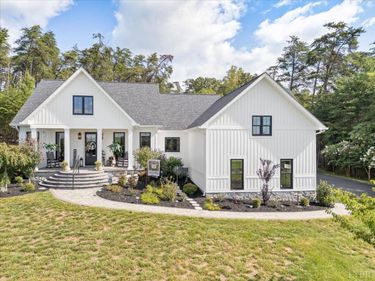 151 Park Way Avenue, Moneta, VA 24121