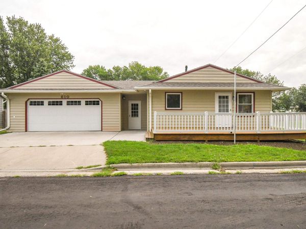610 S Academy St, Lennox, SD 57039