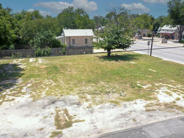 611 N Llano ST, Fredericksburg, TX 78624