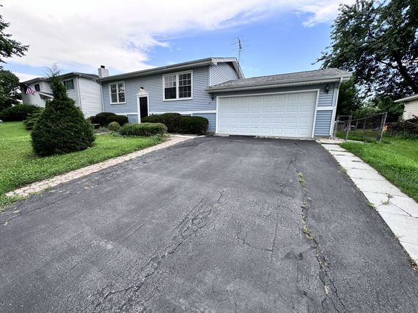 7019 Chestnut Street , Hanover Park, IL 60133