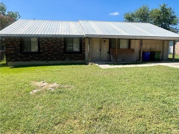 824 Larry Drive, Gonzales, TX 78629