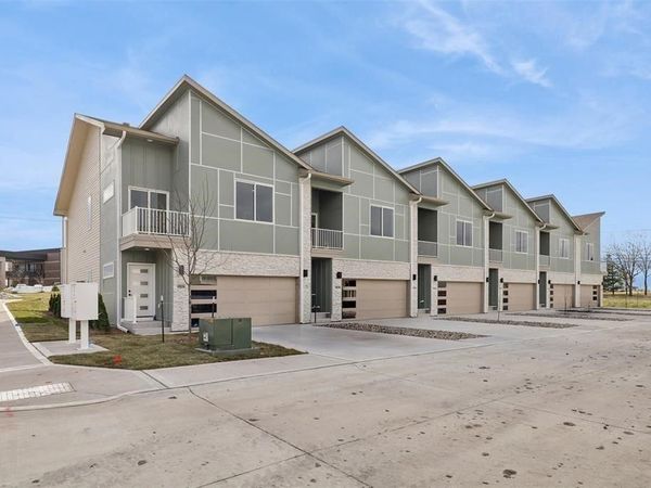 15588 Rocklyn Place, Clive, IA 50325
