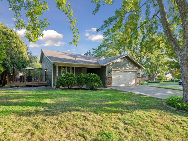 951 Redwing Court , Chanhassen, MN 55317