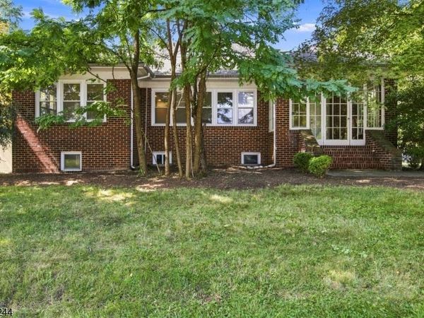 133 Warrenville Rd, Green Brook, NJ 08812