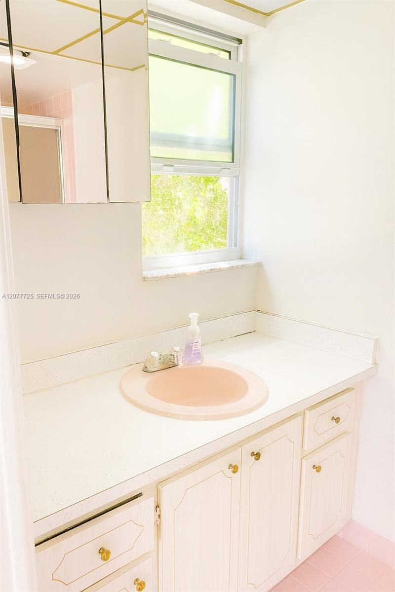 610 NE 12th Ave , Unit 308, Hallandale Beach, FL 33009 Photo