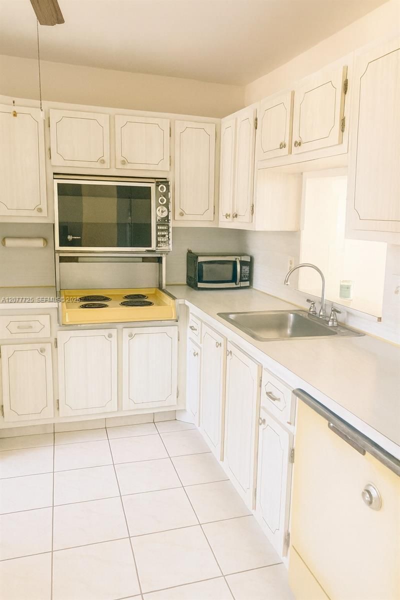 610 NE 12th Ave , Unit 308, Hallandale Beach, FL 33009 Photo