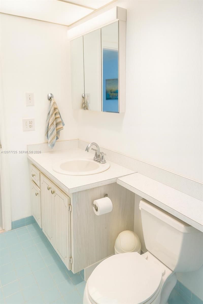 610 NE 12th Ave , Unit 308, Hallandale Beach, FL 33009 Photo