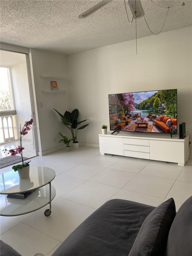 610 NE 12th Ave , Unit 308, Hallandale Beach, FL 33009 Photo