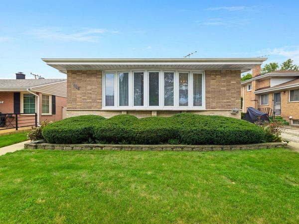 4639 Howard Street , Skokie, IL 60076