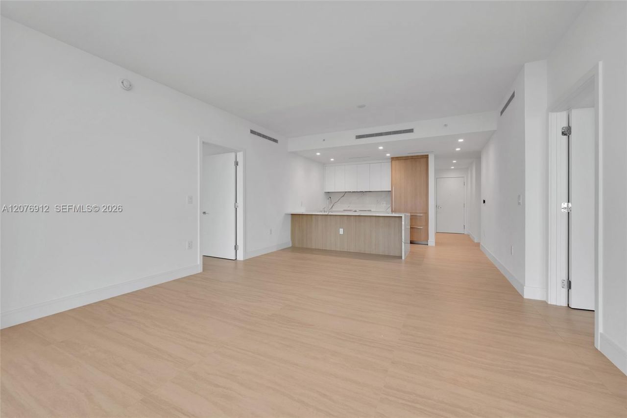 2411 Laguna Circle, Unit 2402, North Miami, FL 33181 Photo