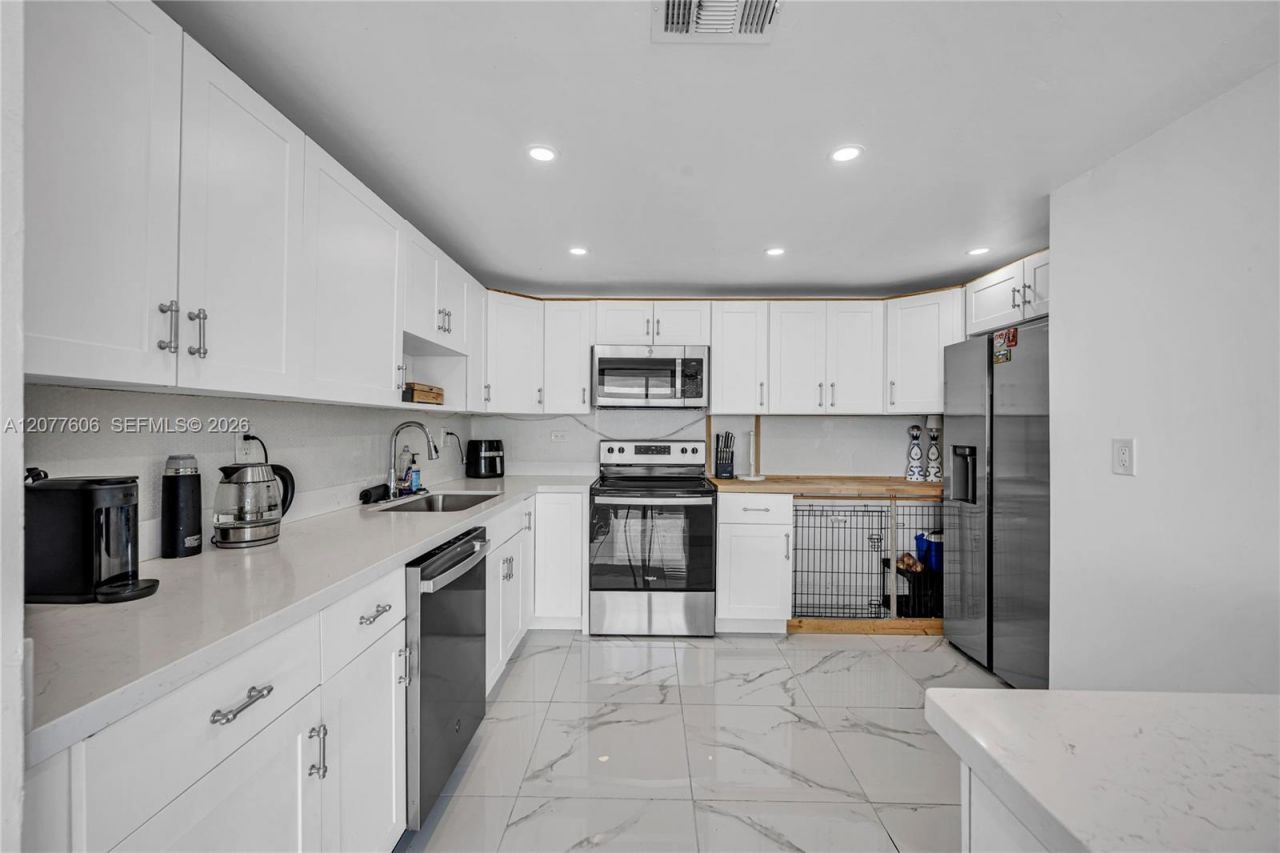 7545 E Treasure Dr, Unit 9A, North Bay Village, FL 33141 Photo