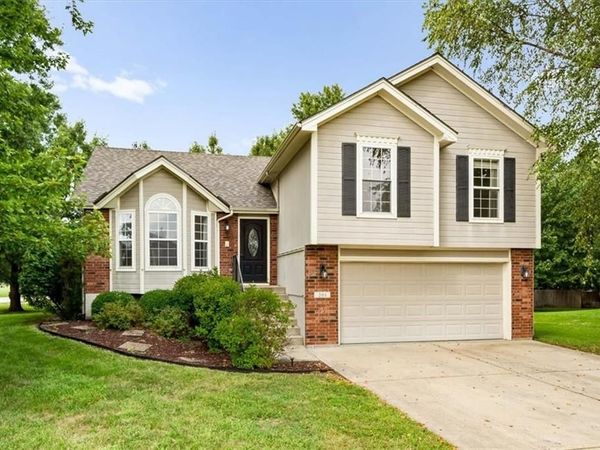 201 Mesa Drive, Smithville, MO 64089