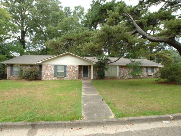 1110 Meadowood, Columbia, MS 39429