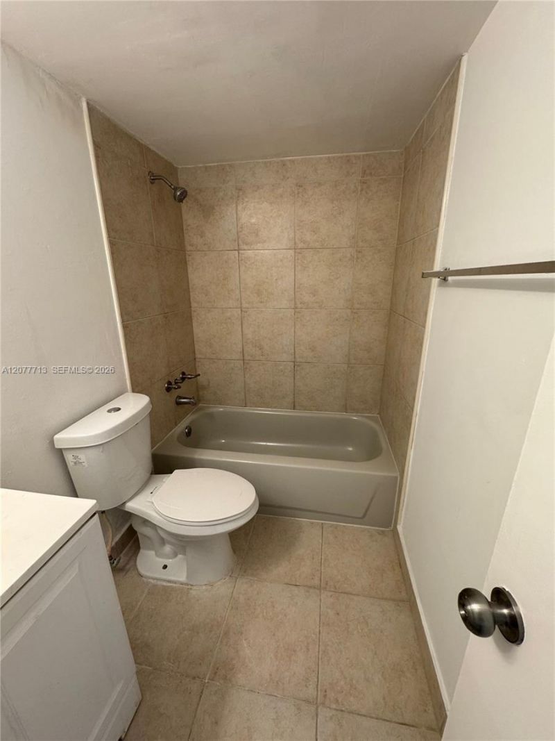 488 NW 165th St Rd, Unit B-412, Miami, FL 33169 Photo