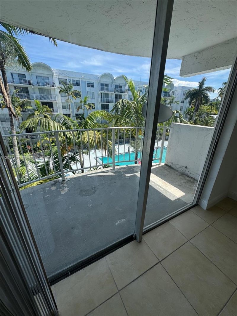 488 NW 165th St Rd, Unit B-412, Miami, FL 33169 Photo