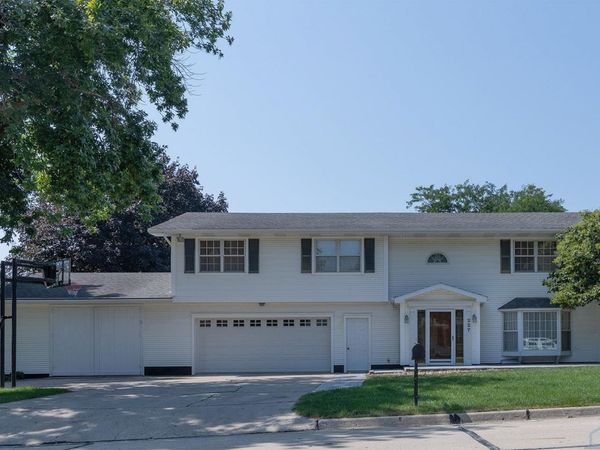 227 6th Avenue SE, Sioux Center, IA 51250