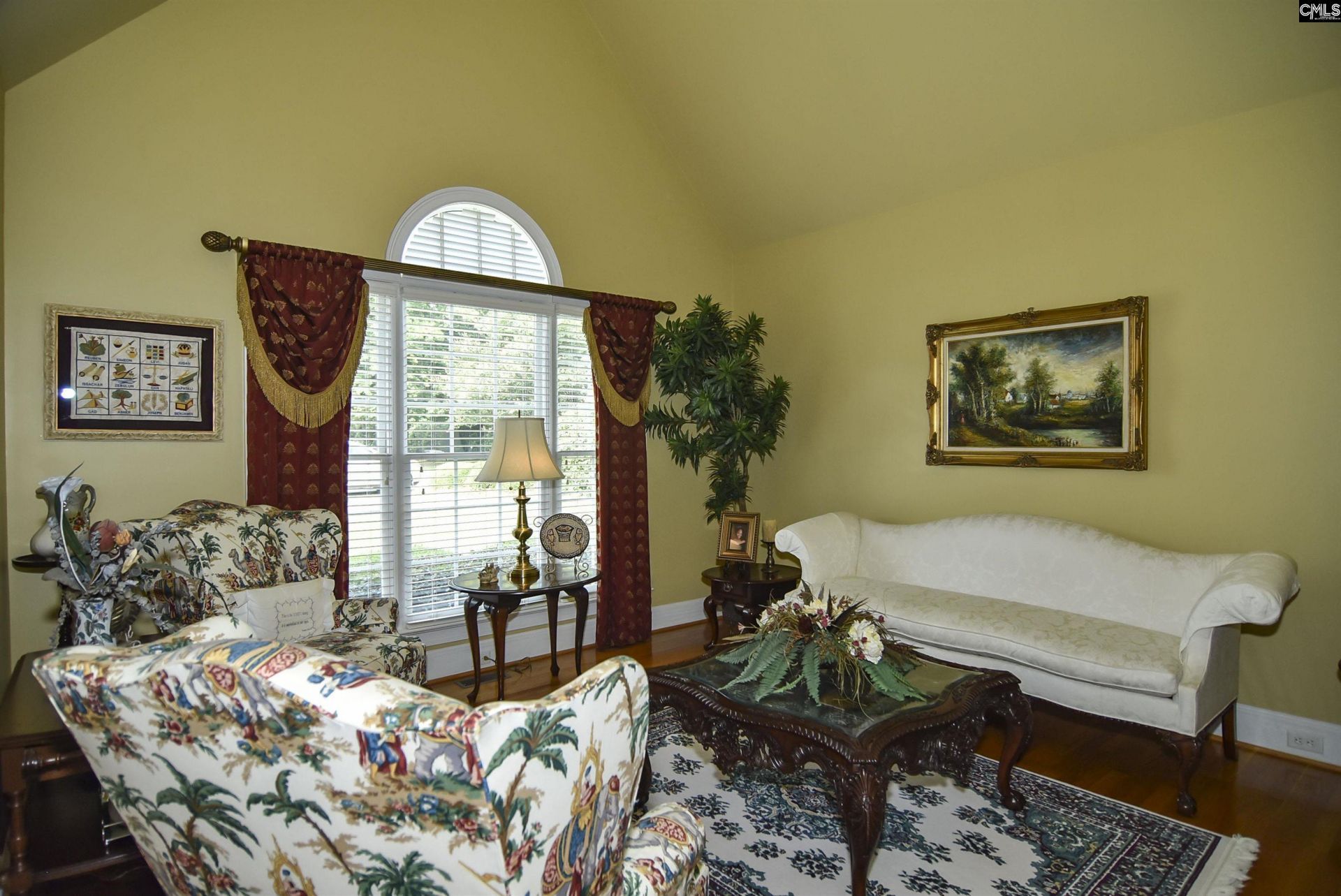 568 Charles Court  Photo 4