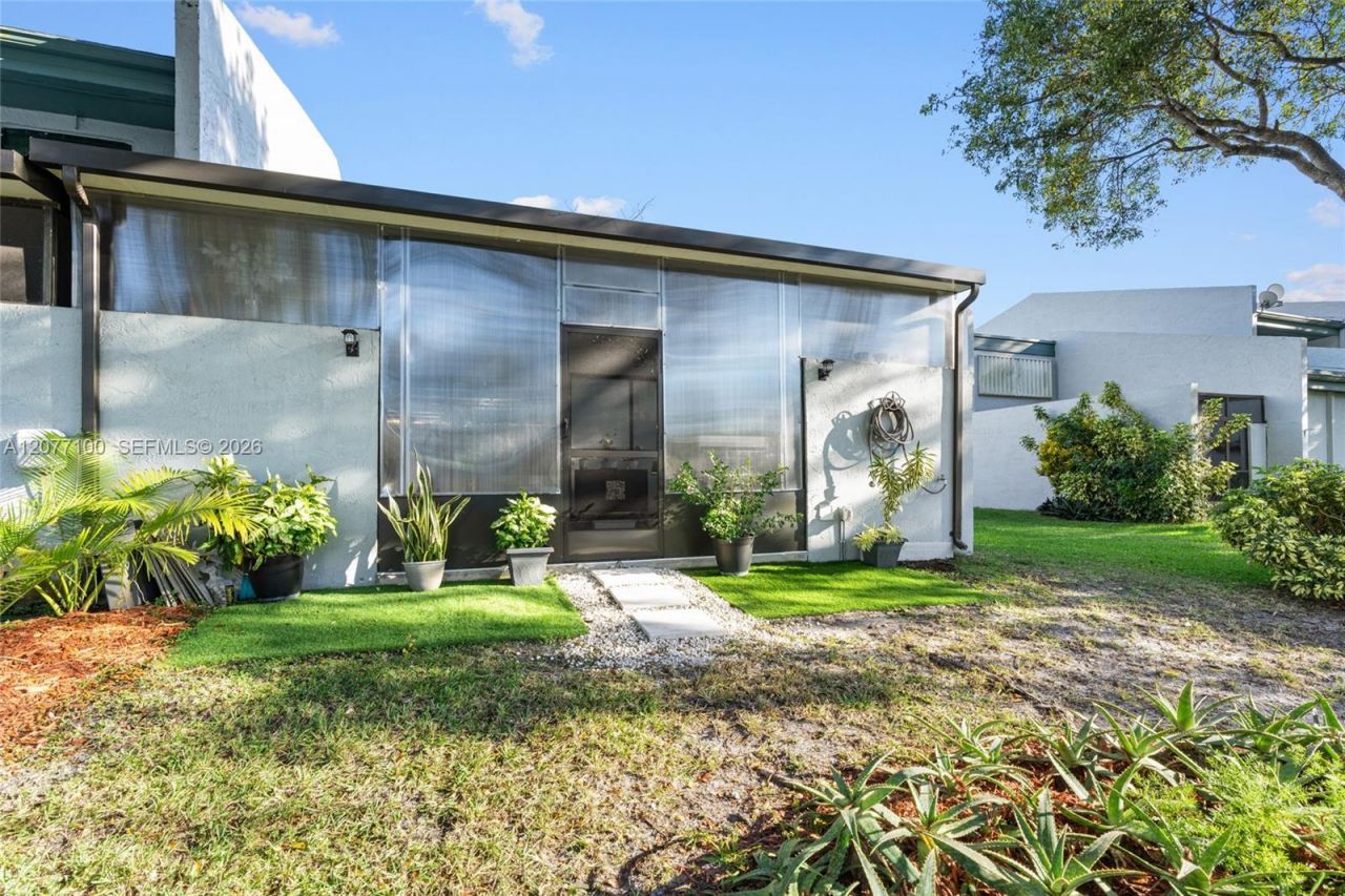 1064 NW 97th Ave , Unit 219, Pembroke Pines, FL 33024 Photo
