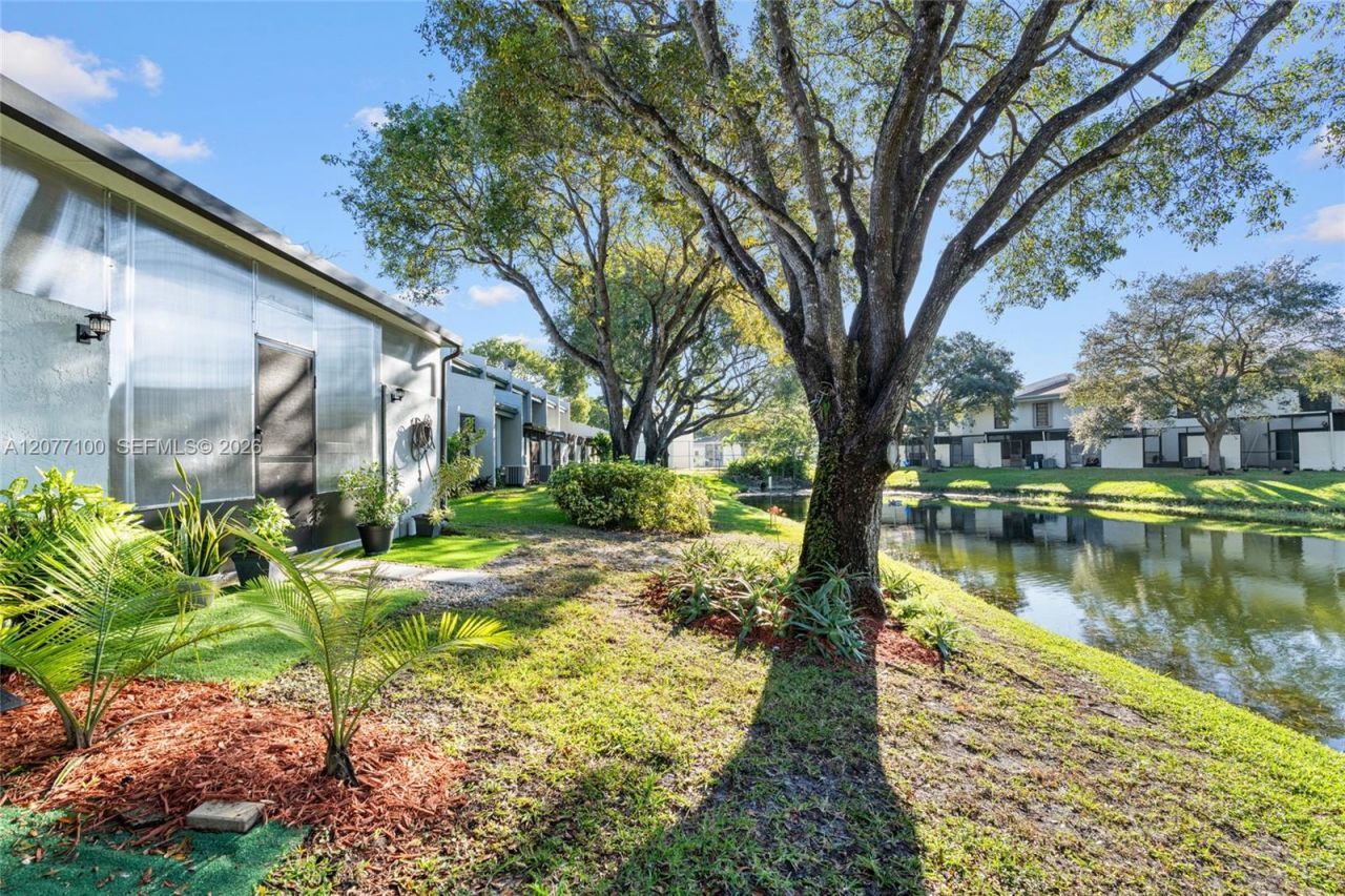 1064 NW 97th Ave , Unit 219, Pembroke Pines, FL 33024 Photo
