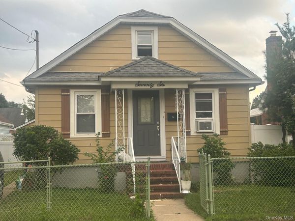 76 Robinwood Avenue , Hempstead, NY 11550
