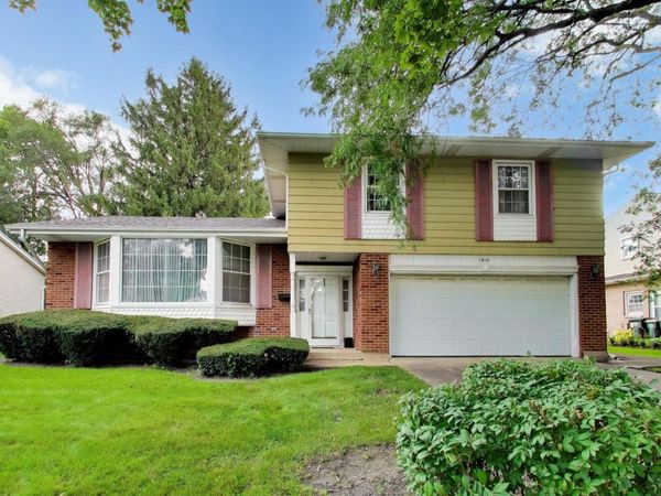 1910 E Robinhood Lane , Arlington Heights, IL 60004