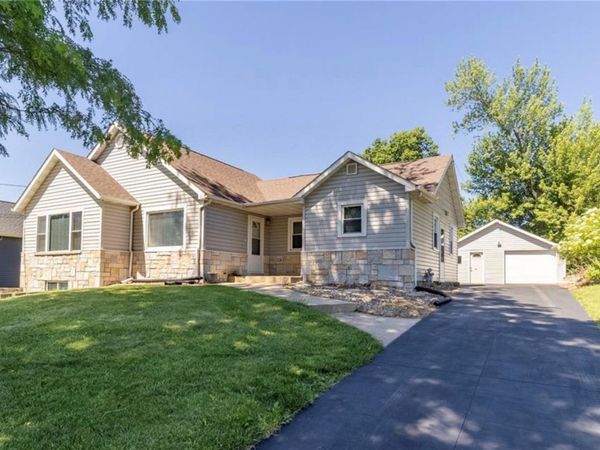 1230 Belmont Parkway NW, Cedar Rapids, IA 52405