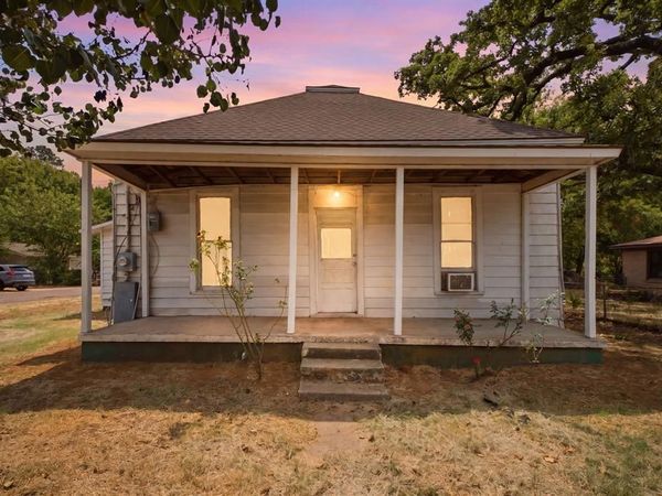 214 E Woodland Street , Collinsville, TX 76233