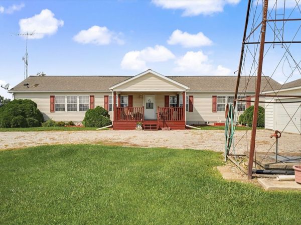 2225 E 1700th Road, Brocton, IL 61917
