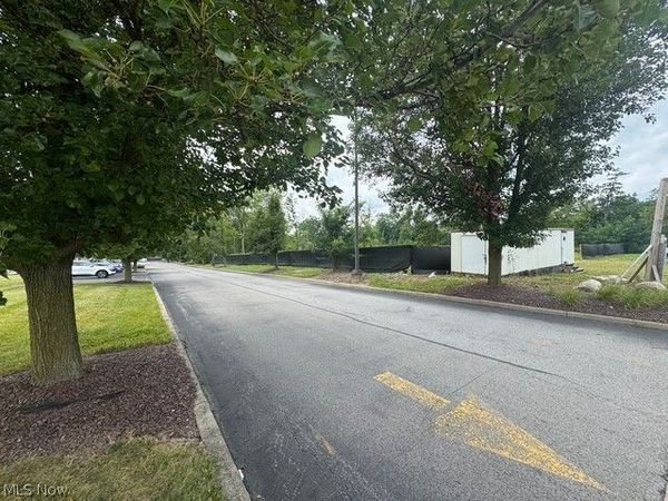 10 Victoria Rd , Youngstown, OH 44515