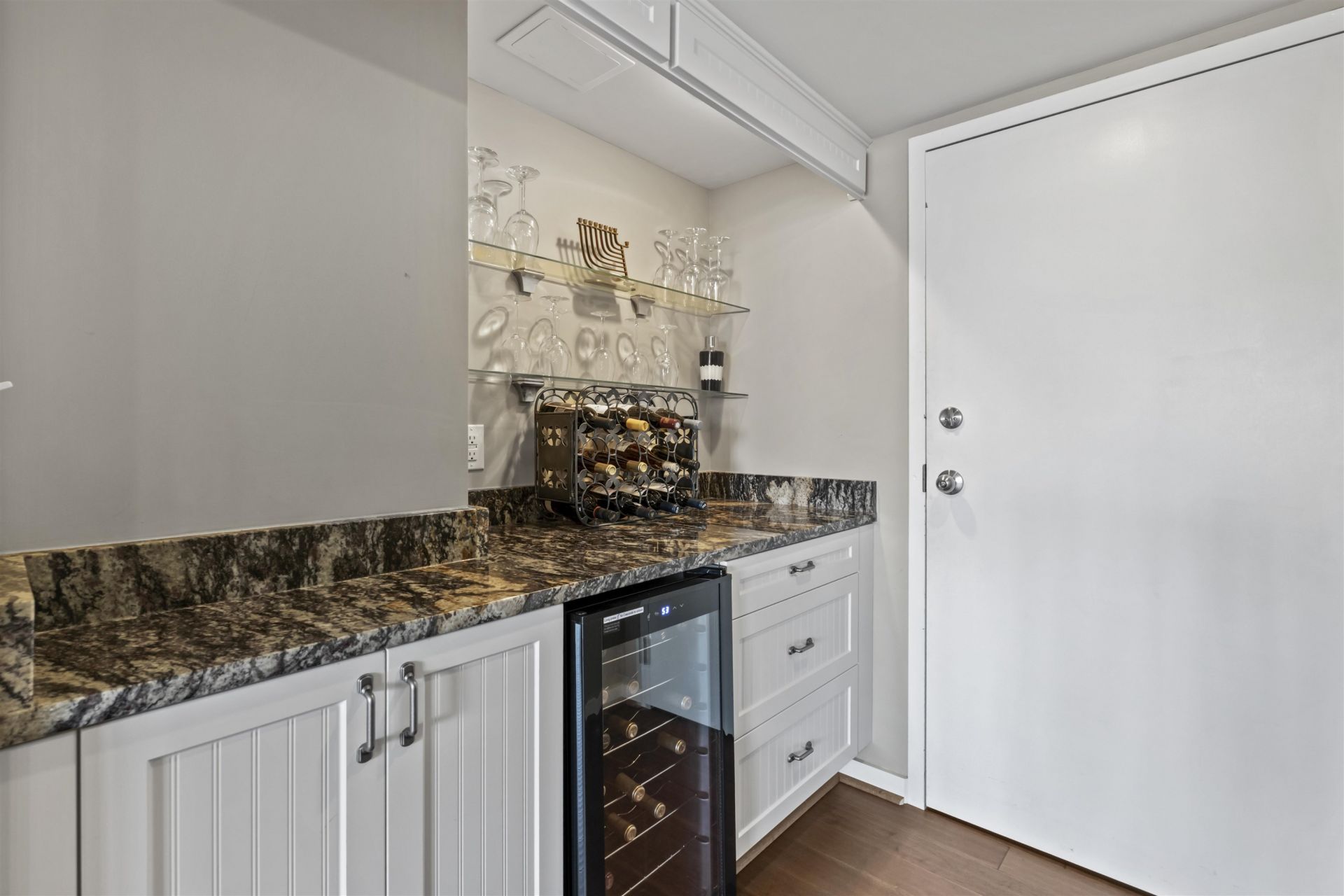 9840 Queensway Blvd. Photo 6
