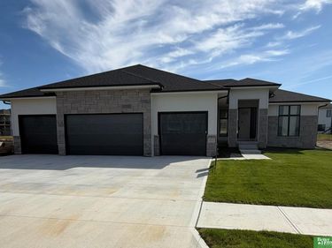 5517 N 213th Avenue, Elkhorn, NE 68022