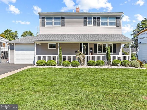 10 APRICOT LANE, LEVITTOWN, PA 19055