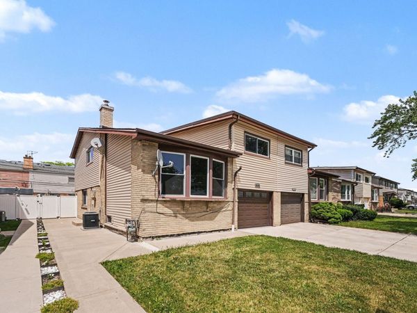 9120 Hollyberry Avenue , Des Plaines, IL 60016